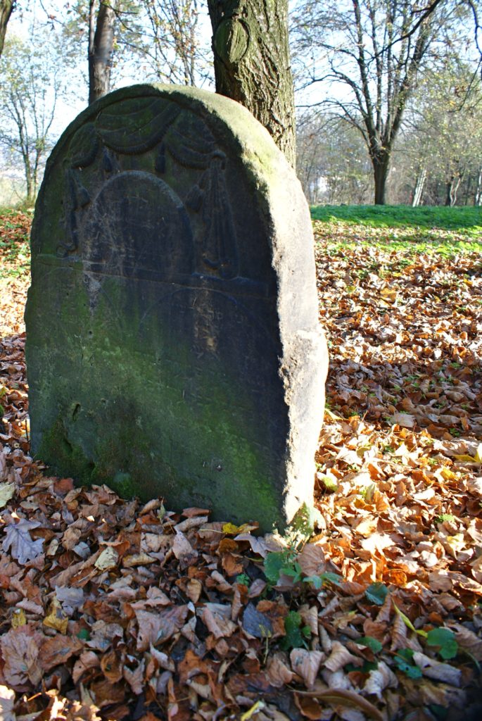 Wieliczka cmentarz żydowski, stary nagrobek